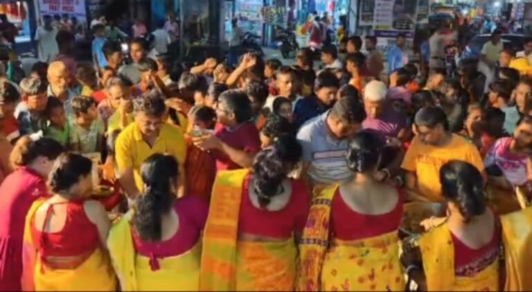 बोल बम' के जयकारों से गूंजा कुल्टी, बिगोनिया मोड़ पर हजारों कांवरियों ने ग्रहण किया महाप्रसाद