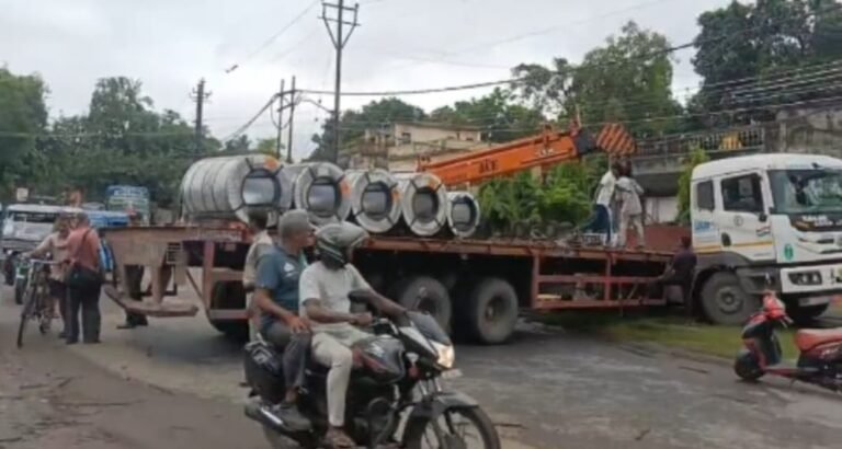 कुल्टी के बराकर में जीटी रोड पर भारी जाम: ओडिशा से कोयल लदा ट्रेलर ड्रेन में फंसा, थम गई रफ्तार