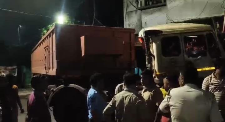 रानीगंज में अनियंत्रित ट्रेलर दुकान में घुसा, भारी नुकसान; मुआवजे की मांग पर प्रदर्शन