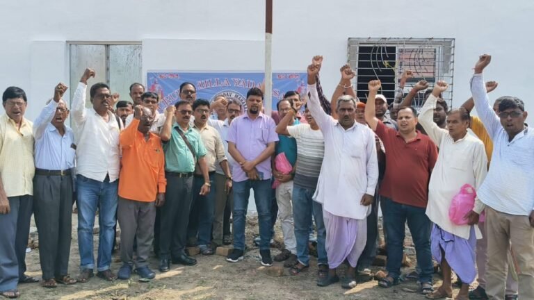 जरूरतमंद और टैलेंटेड स्टूडेंट्स के लिए अब 'श्री कृष्ण भवन' पुरुलिया में यादव समाज का डिस्ट्रिक्ट ऑफिस और हॉस्टल बनेगा।