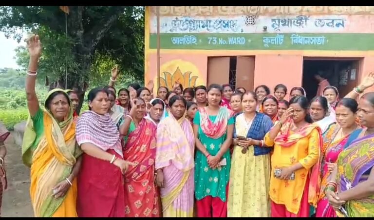 अन्नपूर्णा योजना: BJP कार्यकर्ता सोनाली बाउरी की अगुवाई में महिलाओं का प्रदर्शन, कुल्टी में भाजपा दफ्तर का घेराव