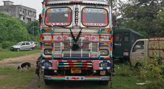 कुल्टी थाना के चलबलपुर में पुलिस का बड़ा एक्शन: अवैध लोहे से लदा ट्रक जब्त, तस्कर गिरोह का चालक सूर्यकांत गिरफ्तार