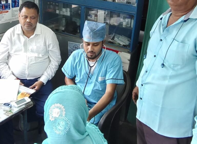 धेमोमैन बाजार में मुफ्त चिकित्सा शिविर: 150 असहायों की हुई जाँच, 5 गंभीर मरीज रानीगंज रेफर