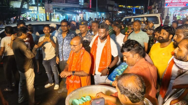 बोलबम के जयकारों से गूंजी कोयलांचल की धरा: सिद्धेश्वरी नाथ धाम में उमड़ा आस्था का सैलाब, मंत्री डॉ. अजय पोद्दार ने खुद बांटा प्रसाद