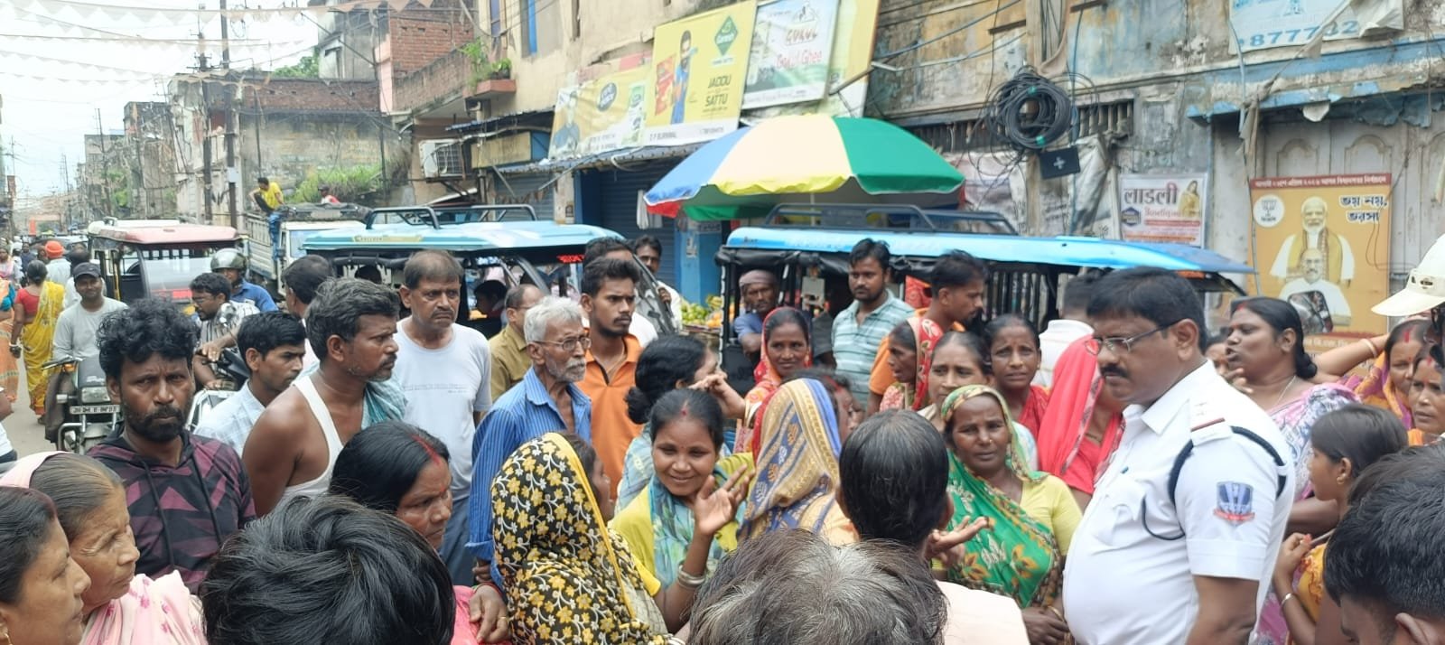 चुनावी वादों की खुली पोल: लखियाबाद में महिलाओं का चक्का जाम, पूछा- ‘वोट सबका तो योजना में सौतेला व्यवहार क्यों?’