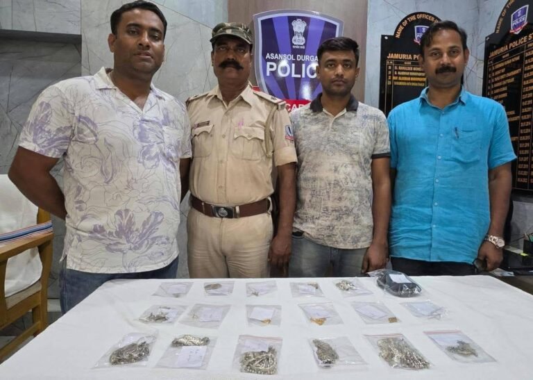 जमुरिया में पुलिस की बड़ी कार्रवाई, घर से 840 ग्राम चांदी और 7 ग्राम सोने के गहने बरामद