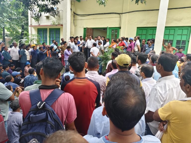 SGW कुल्टी के श्रमिकों का फूटा गुस्सा: सेंट्रल वेजेस की मांग को लेकर सभी कर्मचारी अनिश्चितकालीन हड़ताल पर!