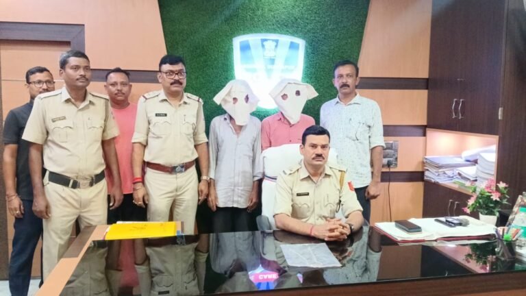 बिराज पल्ली चेन छिनतई कांड: कुल्टी पुलिस का जबरदस्त ऑपरेशन, दो शातिर दबोचे, चोरी की चेन बरामद  सनसनीखेज: भीड़-भाड़ वाले इलाके में 72 वर्षीय वृद्धा से दिनदहाड़े लूटी गई थी सोने की चेन।  बड़ी सफलता: सीसीटीवी फुटेज के आधार पर हीरापुर से दबोचे गए आरोपी, 4 दिनों की रिमांड में टूटा हौसला।  राहत: शत-प्रतिशत रिकवरी और आरोपियों की गिरफ्तारी से बिराज पल्ली के निवासियों ने ली राहत की सांस।