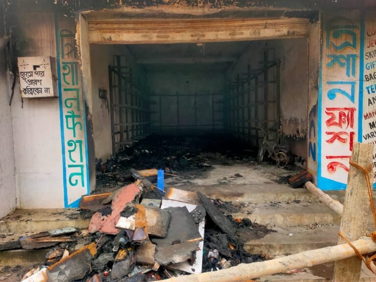 कपड़े की दुकान में लगी आग