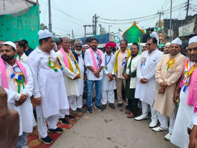 ईद मिलादुन्नबी पर निकला भव्य जुलूस, अमन-शांति की मांगी दुआ नाला रोड से बिसरा चौक होते हुए आरडीए बिल्डिंग पहुंचा जुलूस, जगह-जगह हुआ स्वागत