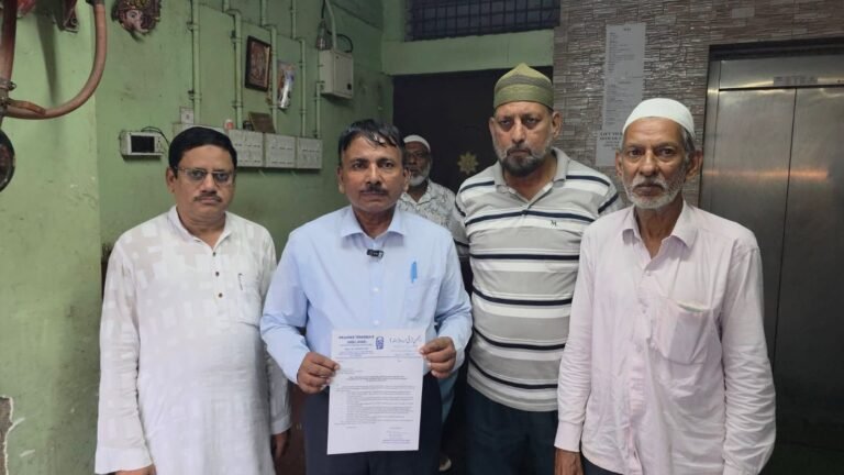 *کارپوریشن کےسائن بورڈ پر اردو کو دوبارہ جگہ دینے کے مطالبے پر*                                          *انجمن ترقی اردو ہند کی ضلعی کمیٹی نے کمشنر کو سونپا عرضداشت*