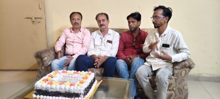 इंडियन जर्नलिस्ट एसोसिएशन की 18वीं वर्षगांठ पर मराठवाड़ा टीम ने काटा पांच किलो का केक।