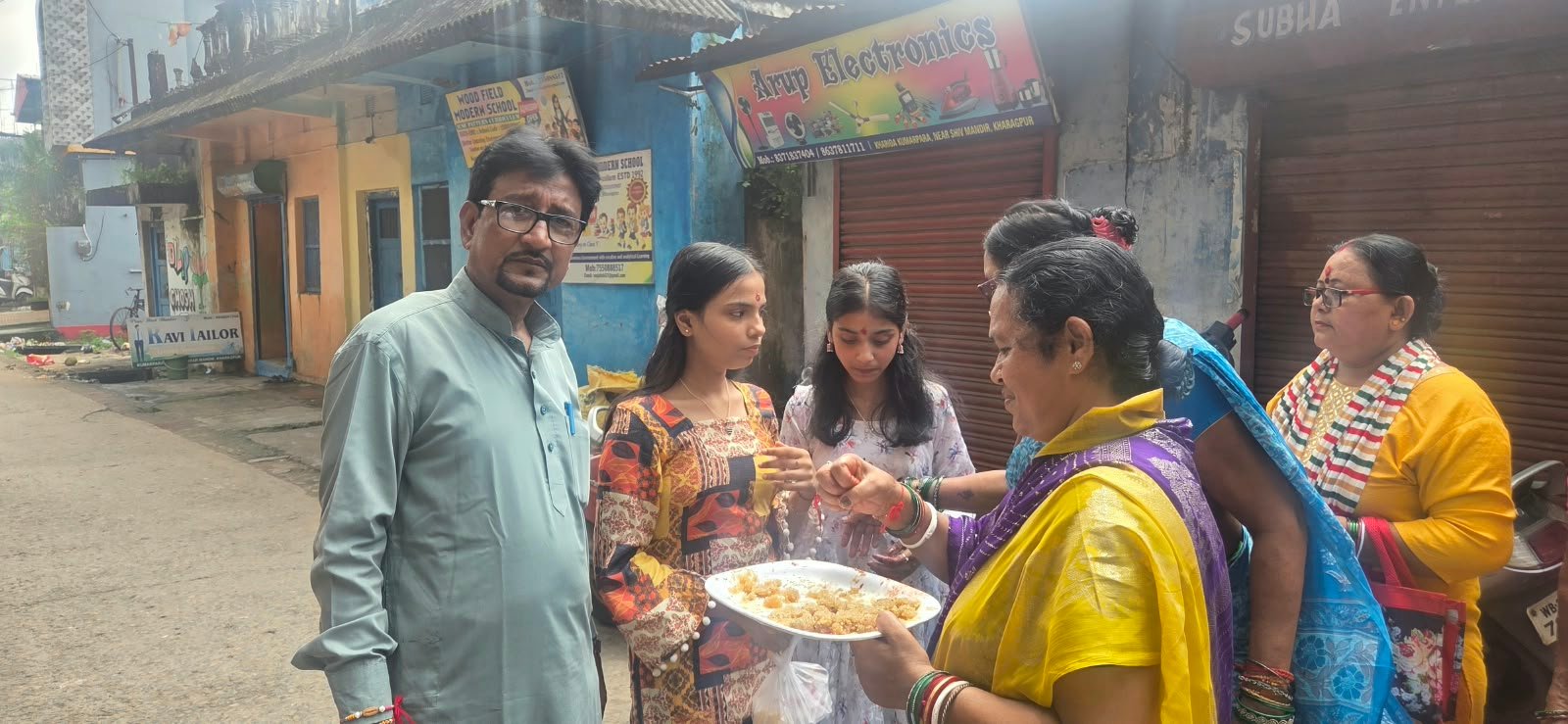 Emotional moments of Rakhi Bandhan in Kharagpur