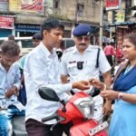 बिना हेलमेट कलाई सूनी, तो पुलिस ने बांधी राखी; सिर खाली देखा तो पहनाया सुरक्षा का ‘हेलमेट कवच’  बेगुनिया मोड़ पर बराकर सब ट्रैफिक गार्ड की अनूठी पहल, राहगीरों को बांटी मिठाइयां और मुफ्त हेलमेट