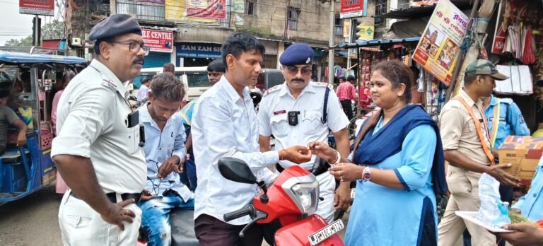 बिना हेलमेट कलाई सूनी, तो पुलिस ने बांधी राखी; सिर खाली देखा तो पहनाया सुरक्षा का ‘हेलमेट कवच’  बेगुनिया मोड़ पर बराकर सब ट्रैफिक गार्ड की अनूठी पहल, राहगीरों को बांटी मिठाइयां और मुफ्त हेलमेट