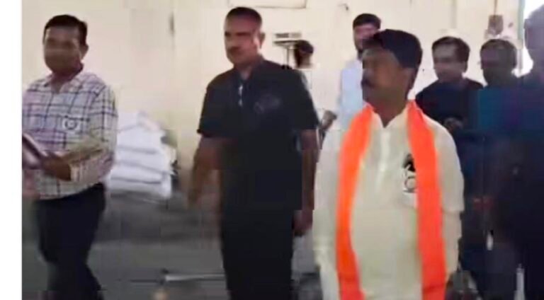 पुरुलिया में राशन भ्रष्टाचार पर सरकार सख्त, खुद जमीन पर उतरे खाद्य मंत्री अशोक कीर्तनिया