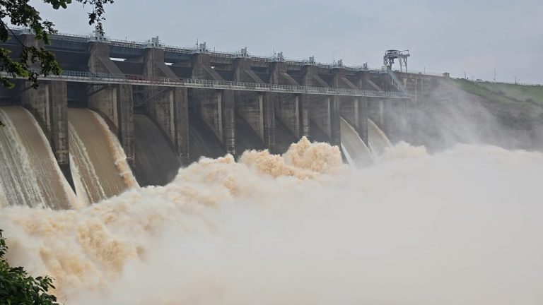 मैथन और पंचेत डैम से भारी मात्रा में पानी छोड़ा जा रहा है, निचले इलाकों में अलर्ट