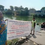तालाब के पानी में उतरकर अनोखा विरोध! 17 साल पुरानी सड़क की मरम्मत की मांग को लेकर पानी में उतरे लोग।