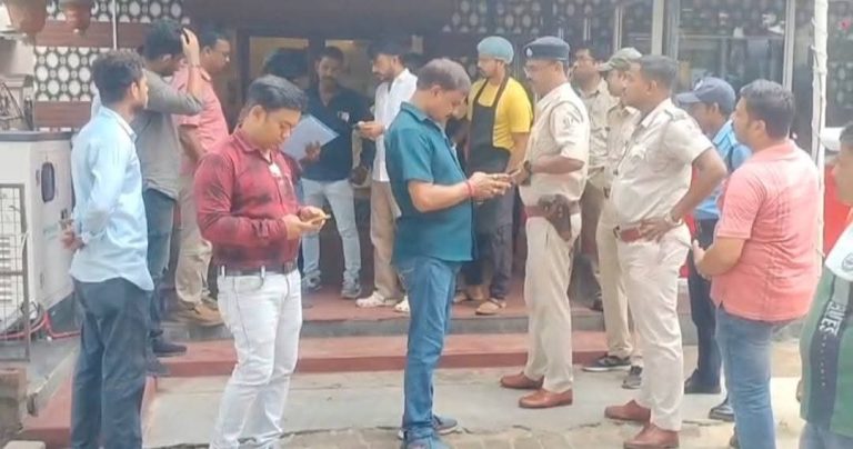 दुर्गापुर के सिटी सेंटर में खाद्य विभाग की छापेमारी, बासी खाना और फंगसयुक्त खाद्य पदार्थ मिलने से हड़कंप