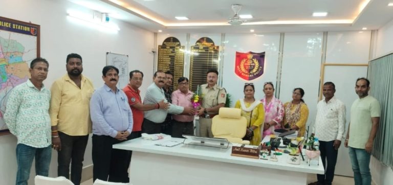 a delegation of the Kharagpur Chamber of Commerce, along with representatives of different market organisations and associations, met the Officer-in-Charge of Kharagpur Town Police Station, Shri Amit Kumar Mitra, to discuss the ongoing issues related to the Railway Markets of Kharagpur,