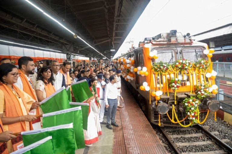 सोमनाथ स्वाभिमान पर्व के हिस्से के रूप में कोलकाता स्टेशन से सोमनाथ तीर्थयात्रा के लिए विशेष ट्रेन को हरी झंडी दिखाकर रवाना किया गया
