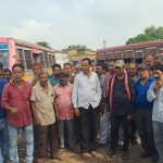 टोटो के बढ़ते वर्चस्व और कथित अवैध वसूली के विरोध में मिनी बस चालकों का प्रदर्शन
