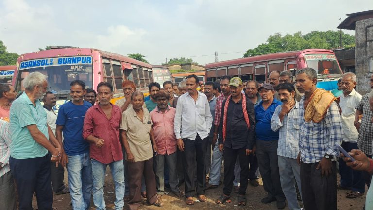 टोटो के बढ़ते वर्चस्व और कथित अवैध वसूली के विरोध में मिनी बस चालकों का प्रदर्शन