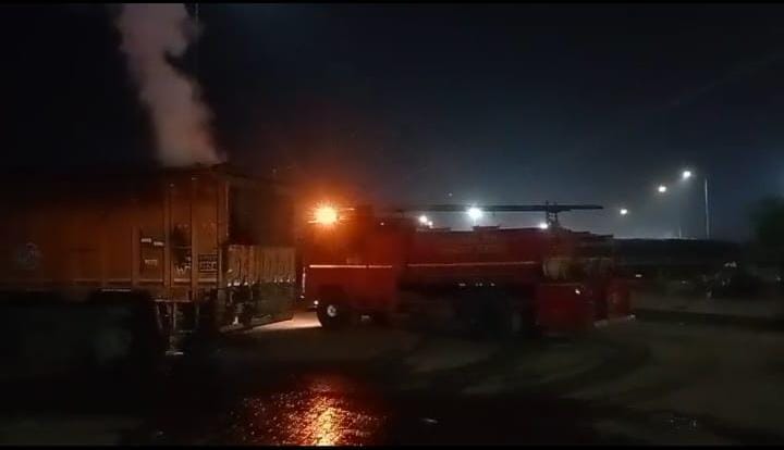 बंगाल-झारखंड बॉर्डर पर कोयला लदे ट्रक में आग, मची अफरा-तफरी; दमकल ने पाया काबू