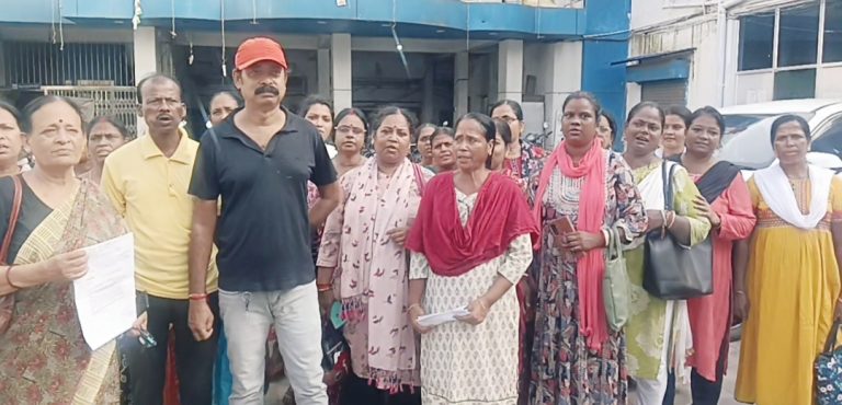 খড়্গপুর পৌরসভায় মিড ডে মিল কর্মীদের বকেয়া বেতন সহ বিভিন্ন দাবিতে বিক্ষোভ ও ডেপুটেশন