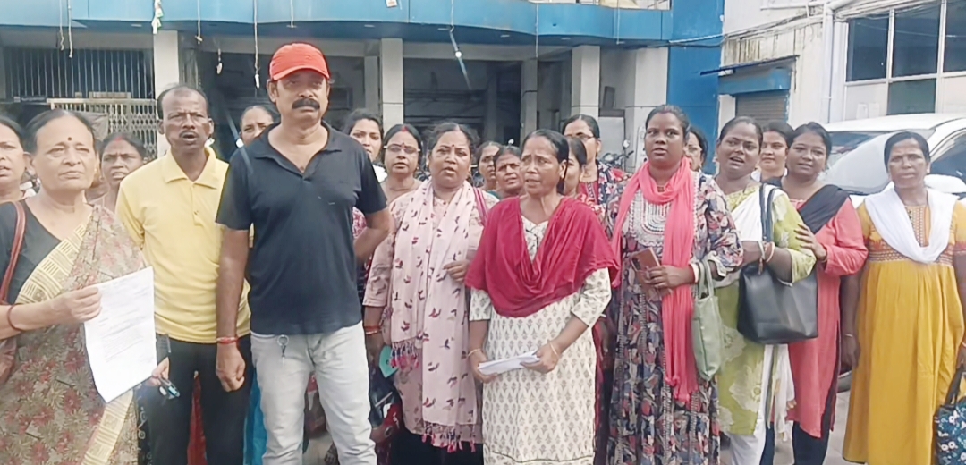 খড়্গপুর পৌরসভায় মিড ডে মিল কর্মীদের বকেয়া বেতন সহ বিভিন্ন দাবিতে বিক্ষোভ ও ডেপুটেশন