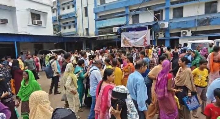 *अन्नपूर्णा भंडार का पैसा नहीं मिलने से आक्रोश, महिलाओं ने घेरा आसनसोल SDO ऑफिस, दी सड़क जाम की चेतावनी*