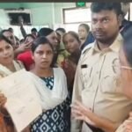 खड़गपुर संवाद | ग्राउंड रिपोर्ट 👉 नगरपालिका के सामने जाम अन्नपूर्णा भंडार न मिलने पर खड़गपुर नगरपालिका के सामने महिलाओं का विरोध-प्रदर्शन, सड़क जाम!