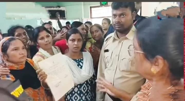 खड़गपुर संवाद | ग्राउंड रिपोर्ट 👉 नगरपालिका के सामने जाम अन्नपूर्णा भंडार न मिलने पर खड़गपुर नगरपालिका के सामने महिलाओं का विरोध-प्रदर्शन, सड़क जाम!