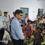 *लालबत्ती इलाके में पुलिस कमिश्नर का औचक दौरा, यौनकर्मियों के बच्चों को बांटे बैग-चॉकलेट, बोले – ‘मुख्यधारा में लौटने वाली महिलाओं के लिए विशेष कदम उठाएंगे’*