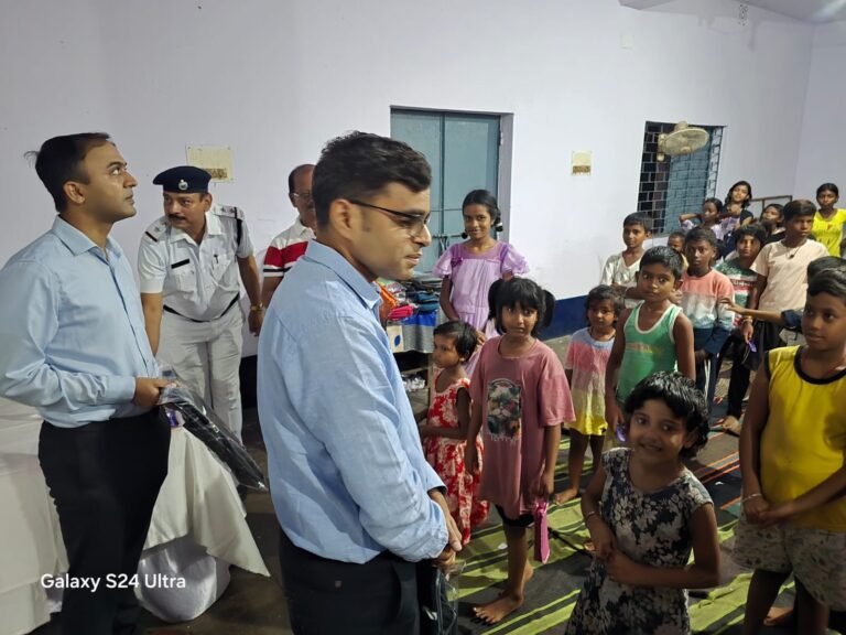 *लालबत्ती इलाके में पुलिस कमिश्नर का औचक दौरा, यौनकर्मियों के बच्चों को बांटे बैग-चॉकलेट, बोले - 'मुख्यधारा में लौटने वाली महिलाओं के लिए विशेष कदम उठाएंगे'*