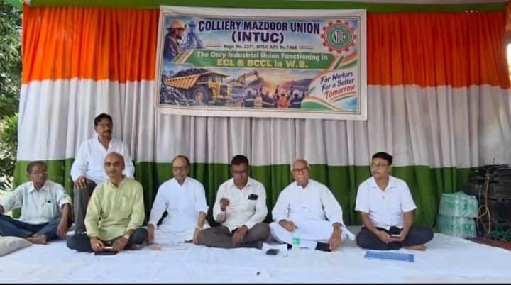 ईसीएल मुख्यालय पर इंटक का प्रदर्शन, मजदूरों की मांगों को लेकर गरजे नेता