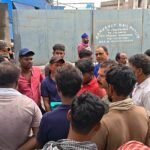 देंदुआ में अंजनी रेल फैक्ट्री के गेट पर ठेका श्रमिकों का हंगामा, 3 महीने की बकाया सैलरी को लेकर फूटा गुस्सा