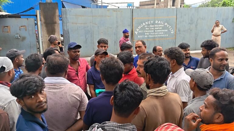 देंदुआ में अंजनी रेल फैक्ट्री के गेट पर ठेका श्रमिकों का हंगामा, 3 महीने की बकाया सैलरी को लेकर फूटा गुस्सा