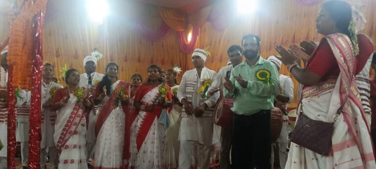 Bangla Sat Church ke saamne wale quarters mein do din tak Karma Puja Mahotsav