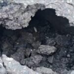 आसनसोल में नेशनल हाईवे पर धंसी सड़क, 1 से डेढ़ फीट का गड्ढा बना, मचा हड़कंप  चार दिनों से लगातार बारिश के बाद एथोड़ा ब्रिज के पास धंसी सड़क, हादसे का खतरा बढ़ा