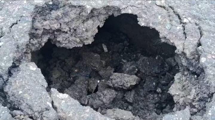 आसनसोल में नेशनल हाईवे पर धंसी सड़क, 1 से डेढ़ फीट का गड्ढा बना, मचा हड़कंप  चार दिनों से लगातार बारिश के बाद एथोड़ा ब्रिज के पास धंसी सड़क, हादसे का खतरा बढ़ा