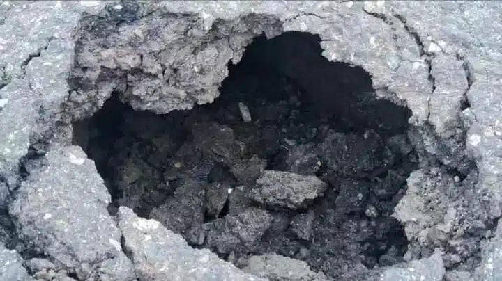 आसनसोल में नेशनल हाईवे पर धंसी सड़क, 1 से डेढ़ फीट का गड्ढा बना, मचा हड़कंप  चार दिनों से लगातार बारिश के बाद एथोड़ा ब्रिज के पास धंसी सड़क, हादसे का खतरा बढ़ा