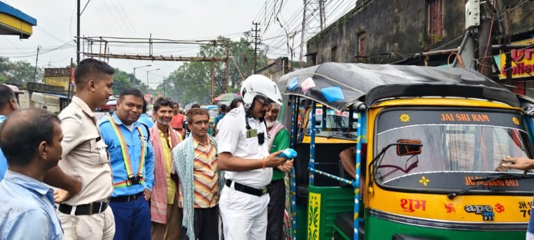 त्योहारों से पहले बराकर में ऑटो चालकों पर ट्रैफिक पुलिस का शिकंजा!  स्पेशल ड्राइव में 4 ऑटो पर ₹10-₹10 हजार का जुर्माना  बिना फिटनेस ऑटो, गलत पार्किंग और अधूरे दस्तावेजों पर सख्ती; 8-9 ऑटो चालकों पर भी कार्रवाई
