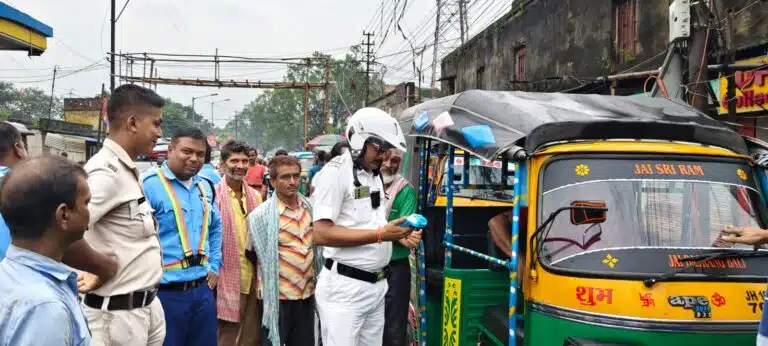 त्योहारों से पहले बराकर में ऑटो चालकों पर ट्रैफिक पुलिस का शिकंजा!  स्पेशल ड्राइव में 4 ऑटो पर ₹10-₹10 हजार का जुर्माना  बिना फिटनेस ऑटो, गलत पार्किंग और अधूरे दस्तावेजों पर सख्ती; 8-9 ऑटो चालकों पर भी कार्रवाई