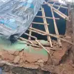 अंडाल में बारिश और तेज हवाओं का कहर, दिनमजदूर का मिट्टी का घर भरभराकर गिरा