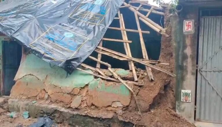 अंडाल में बारिश और तेज हवाओं का कहर, दिनमजदूर का मिट्टी का घर भरभराकर गिरा