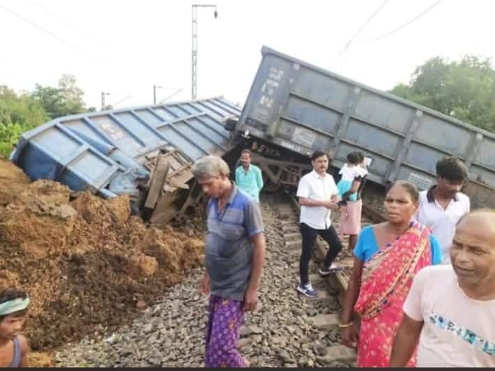 *बड़ी खबर: नारायणगढ़ मकरामपुर में कोयला लदी मालगाड़ी के 2 डिब्बे पटरी से उतरे*