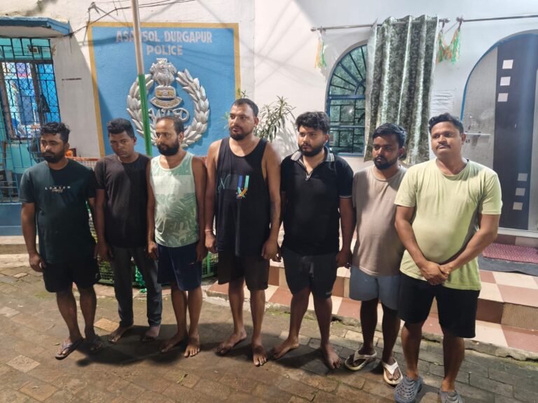 नियामतपुर में साइबर गिरोह के खिलाफ पुलिस की बड़ी कार्रवाई, सात गिरफ्तार  हरिजनपाड़ा में देर रात छापेमारी से मचा हड़कंप, छह मोबाइल फोन और दो बाइक बरामद