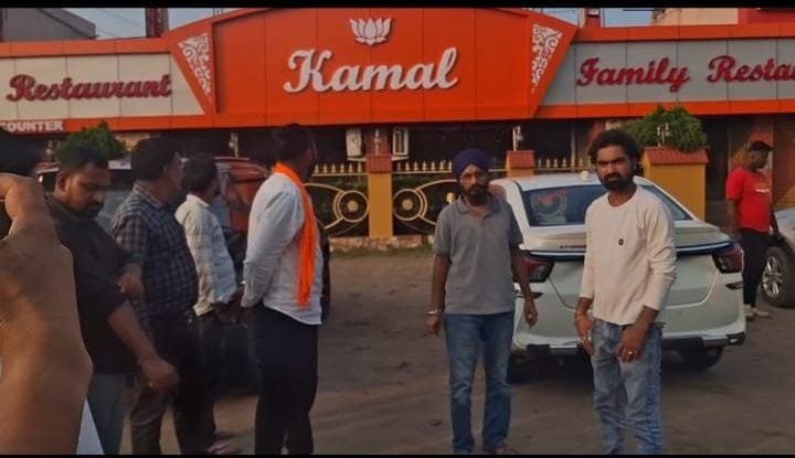 शराब दुकान पर ‘कमल’ का चिन्ह देख भड़के भाजपा कार्यकर्ता, फतेहपुर में मचा हंगामा!  भाजपा कार्यकर्ताओं ने जताया कड़ा विरोध, होटल प्रबंधन को रात 10 बजे तक लोगो हटाने का अल्टीमेटम