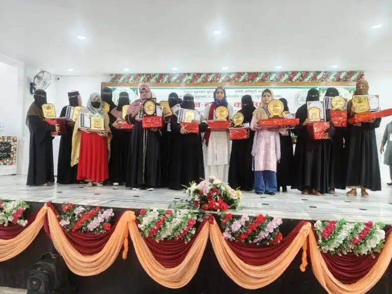 *نگمہ خاتون مفت عمرہ پیکج اور ٹرافی جیت کر سیرت النبی مقابلہ سیزن 2 کی فاتح بن گئیں۔*    *سیرت النبی، قرآن اور سائنس کے درمیان ہم آہنگی پر خصوصی لیکچر کا انعقاد کیا گیا۔*    *کلمہ شریف پڑھنے کی مہم بھی شروع ہوئی جس میں 239,58,838 درود شریف پڑھے گئے